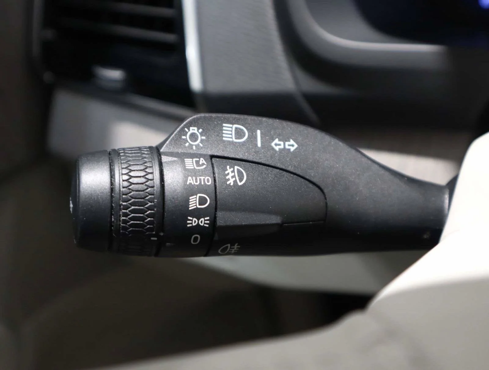 Used 2025 White Volvo Plus image 39