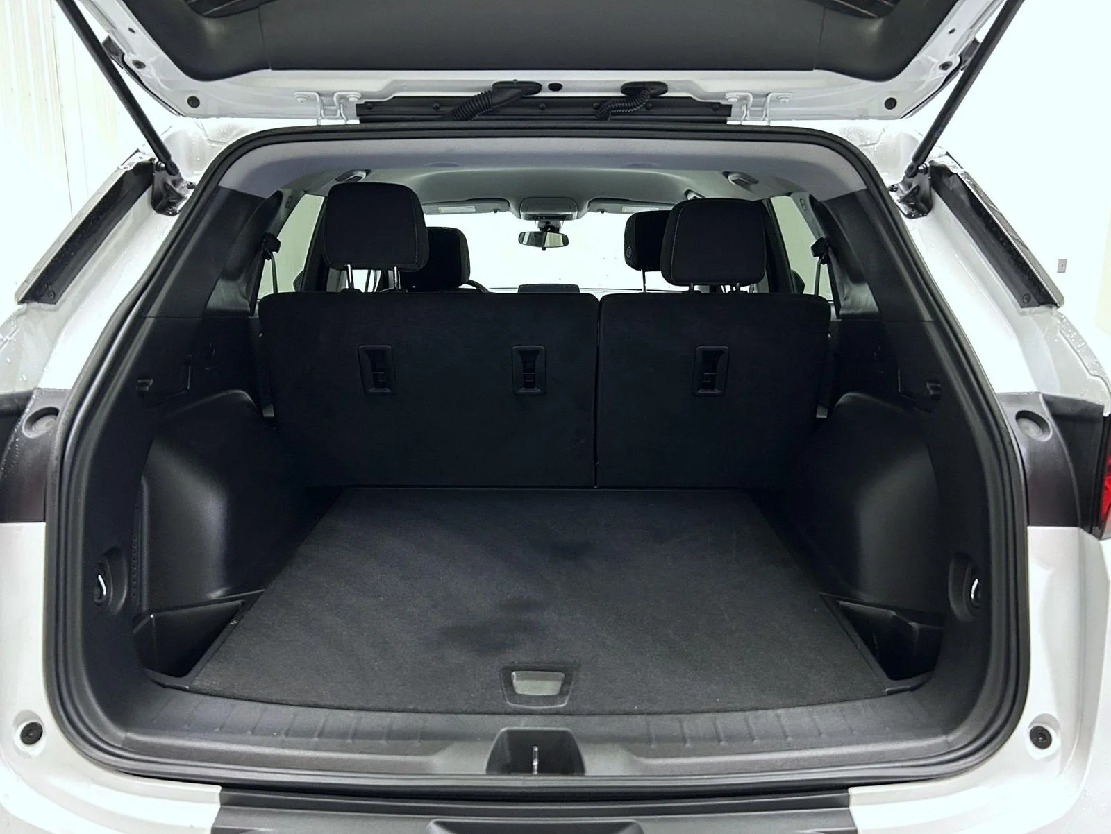 Used 2025 White Chevrolet LT image 21