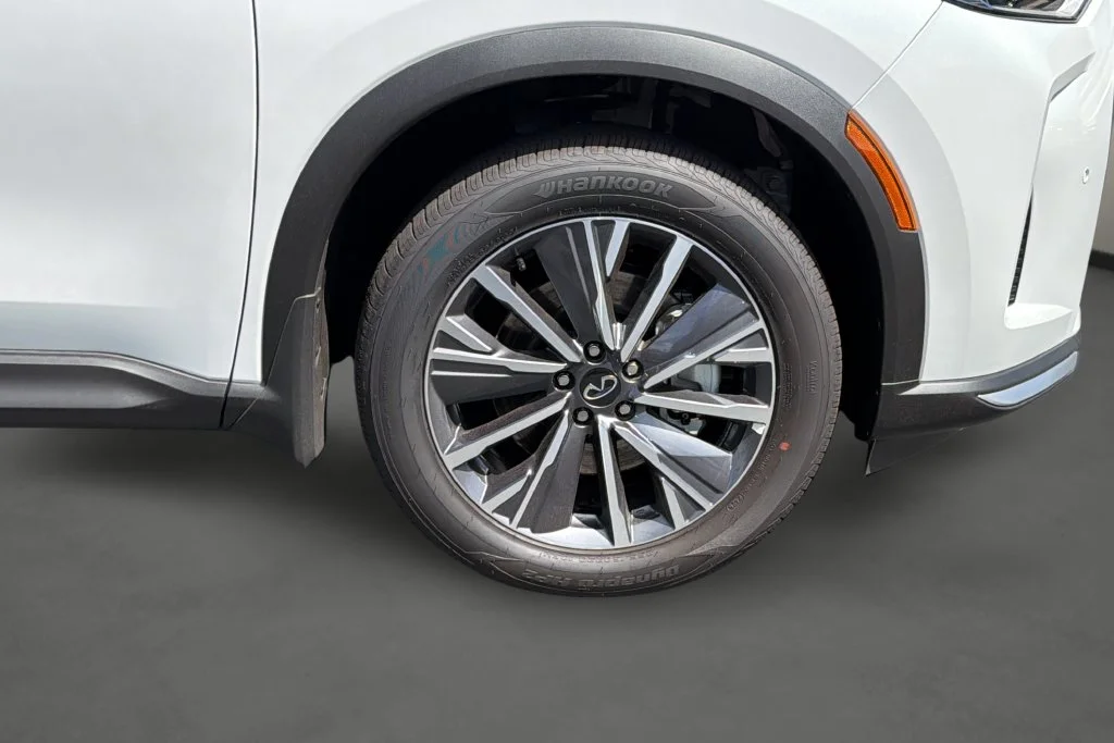 New 2027 RADIANT WHITE INFINITI Luxe FWD image 33