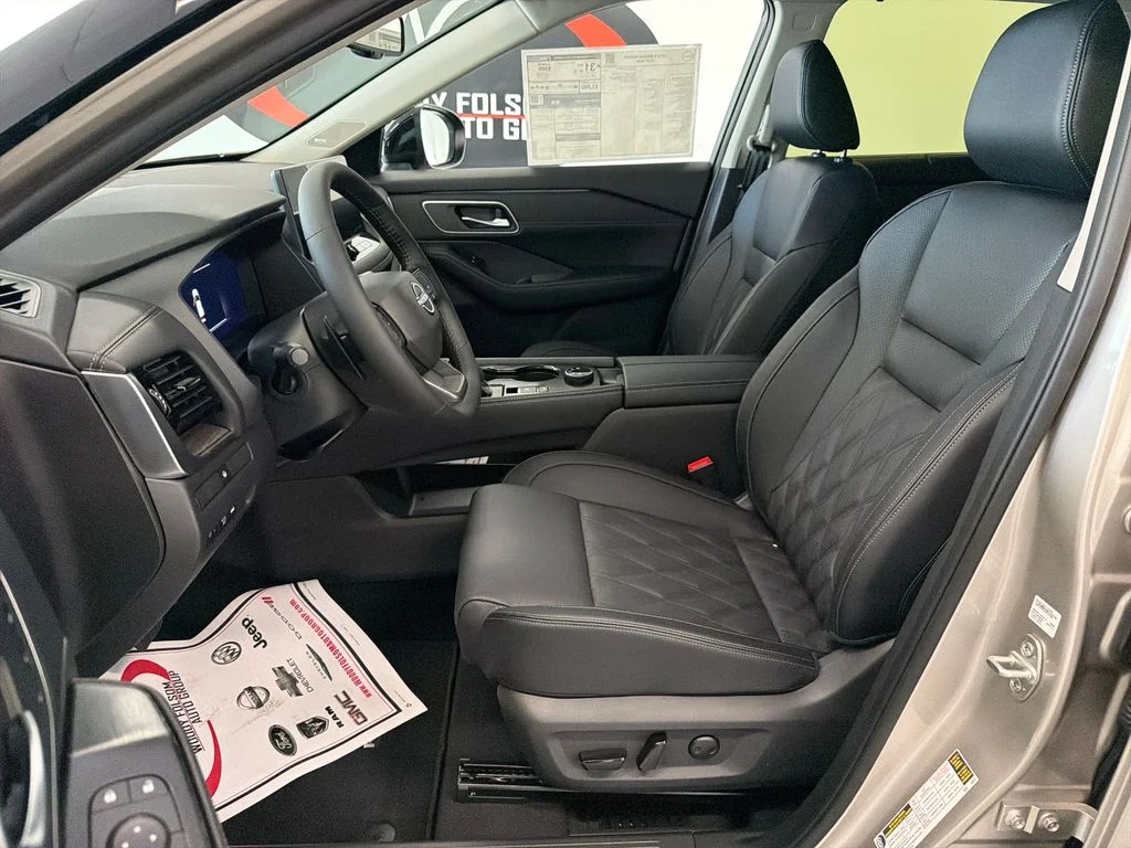 New 2026 Champagne Silver Metallic / Super Black Two-tone Nissan Platinum image 12