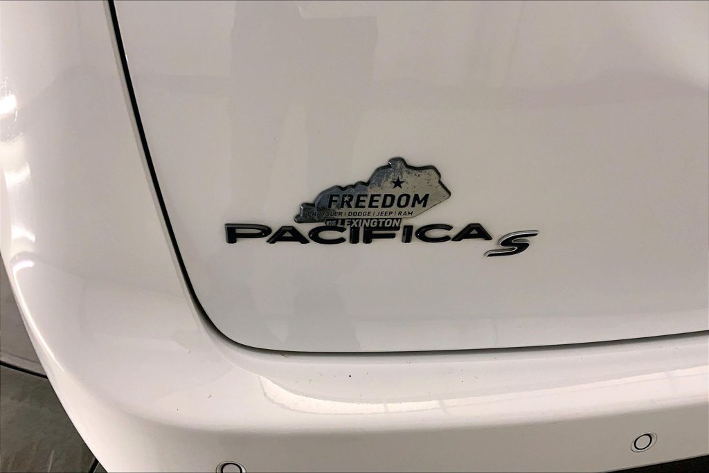 Used 2024 Bright White Clearcoat Chrysler Limited image 30