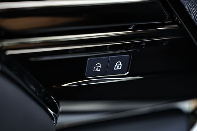New 2026 Fuji White Land Rover Dynamic SE image 21