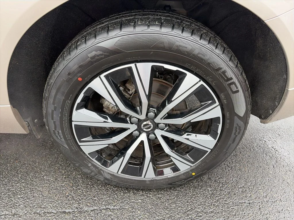 2025 Volvo XC60 Plus - Photo 9