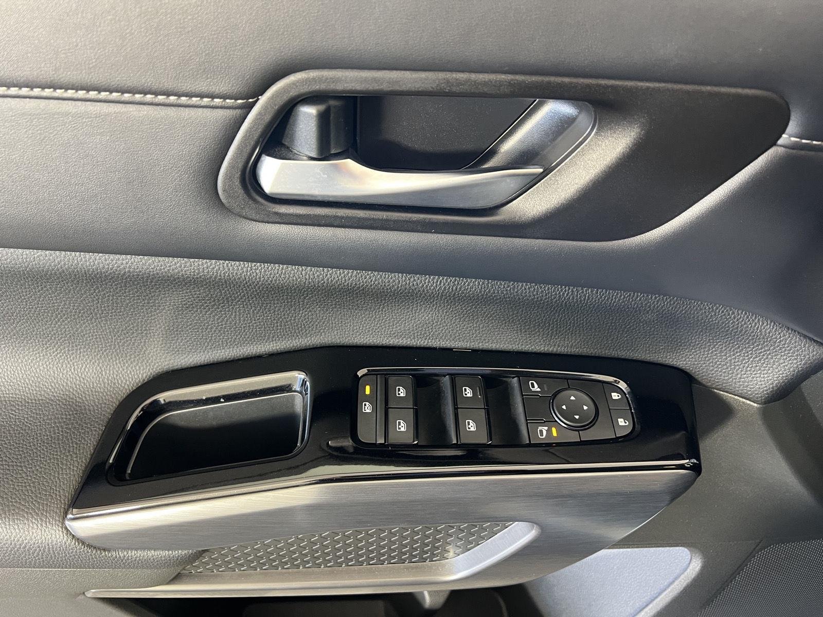Used 2023 Pearl White Tricoat Nissan SL image 13