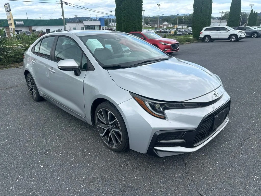 Used 2020 Classic Silver Metallic Toyota SE image 3
