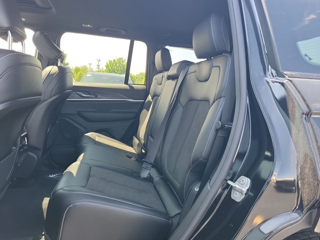 New 2026 Diamond Black Crystal Pearlcoat Jeep Altitude image 10