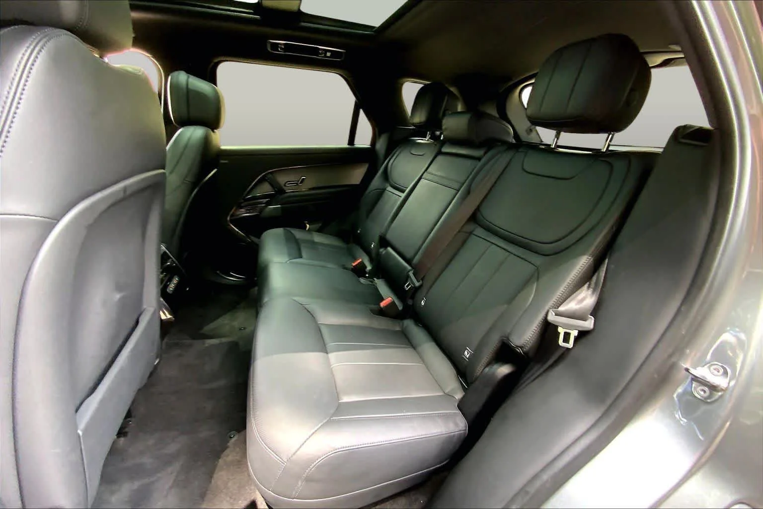 Used 2025 Eiger Grey Metallic Land Rover SE image 20