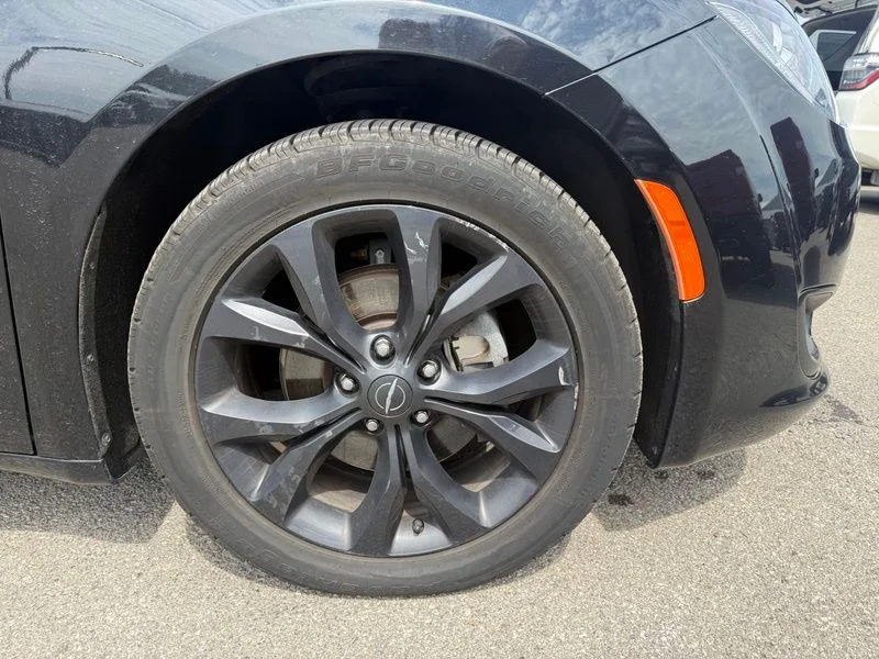 Used 2019 Black Chrysler Touring L image 11