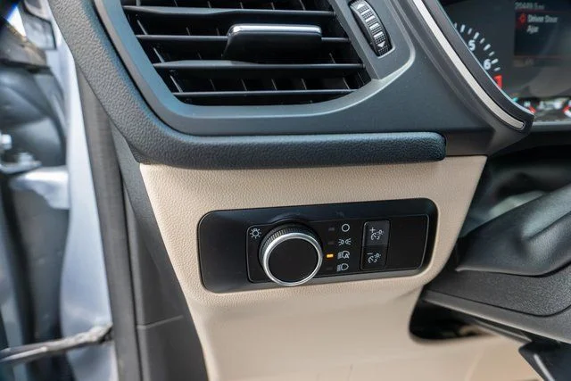 Used 2022 Blue Ford SE image 17