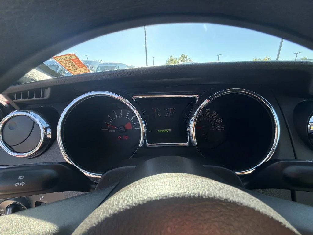 Used 2006  Ford GT Deluxe image 19