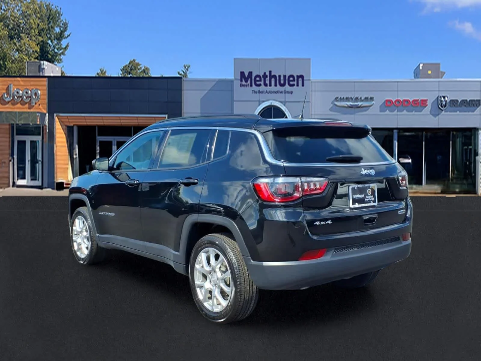 Used 2024 Diamond Black Crystal Pearlcoat Jeep Latitude Lux image 7