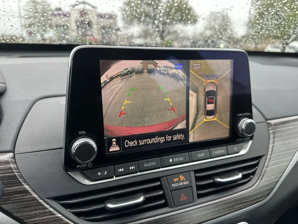 Used 2019 Red Nissan 2.5 Platinum image 17