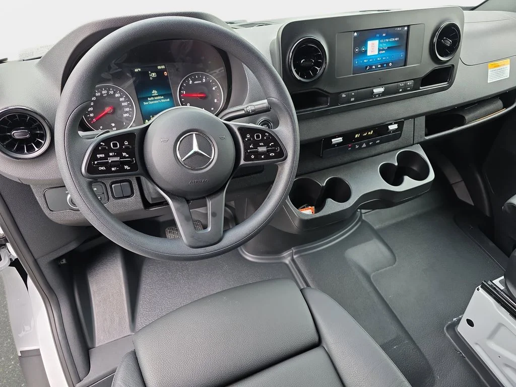 Used 2024  Mercedes-Benz Cargo 170 WB image 18