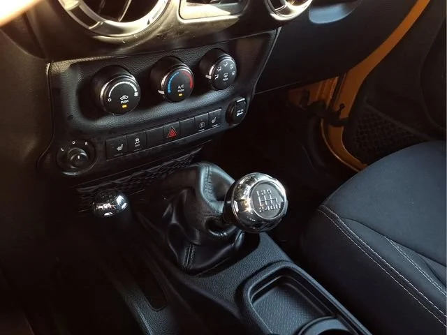 Used 2014  Jeep Sahara image 6