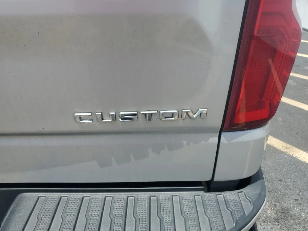 Used 2019 Silver Chevrolet Custom image 6