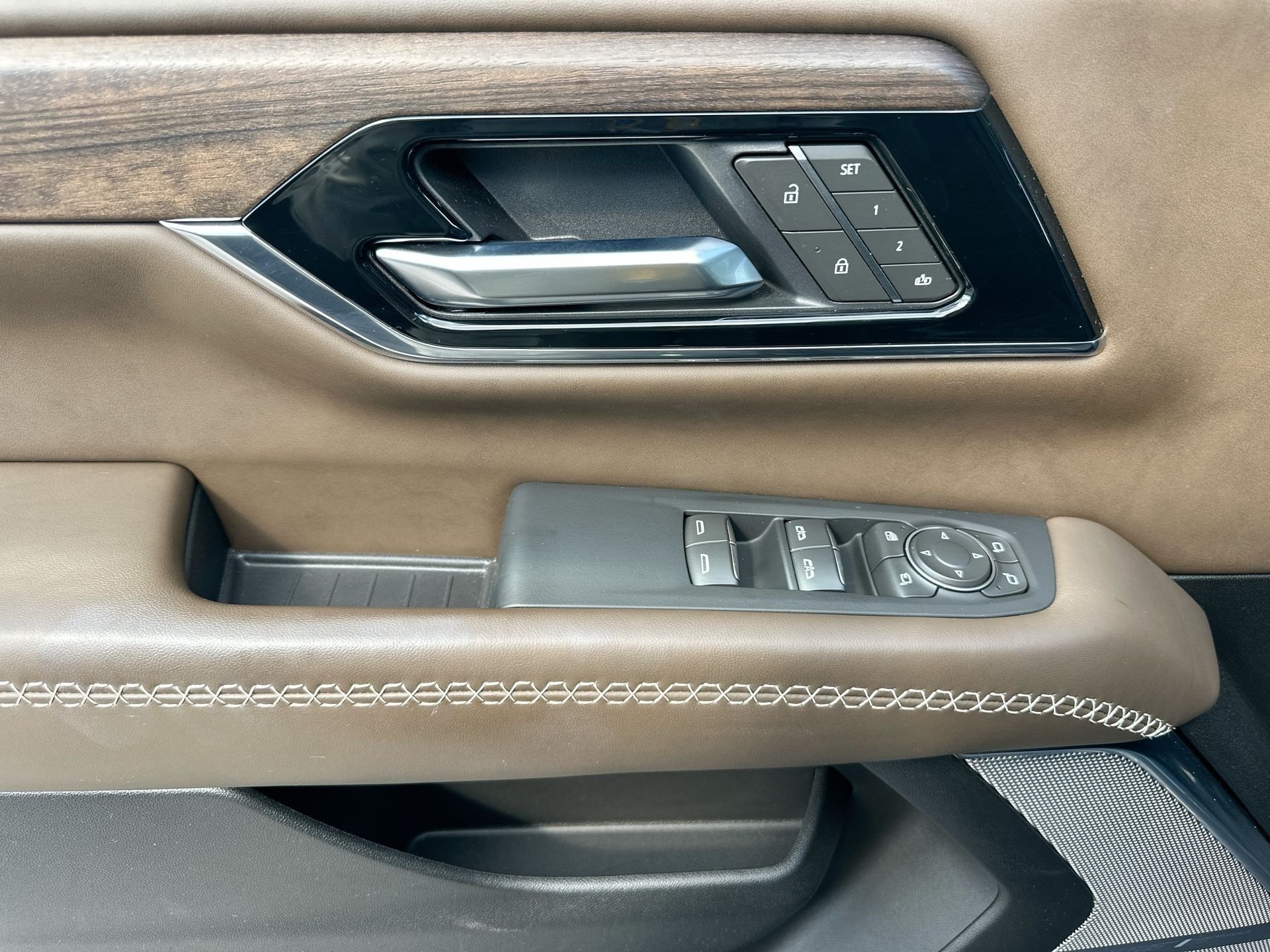 2025 GMC Yukon Denali Ultimate - Photo 24