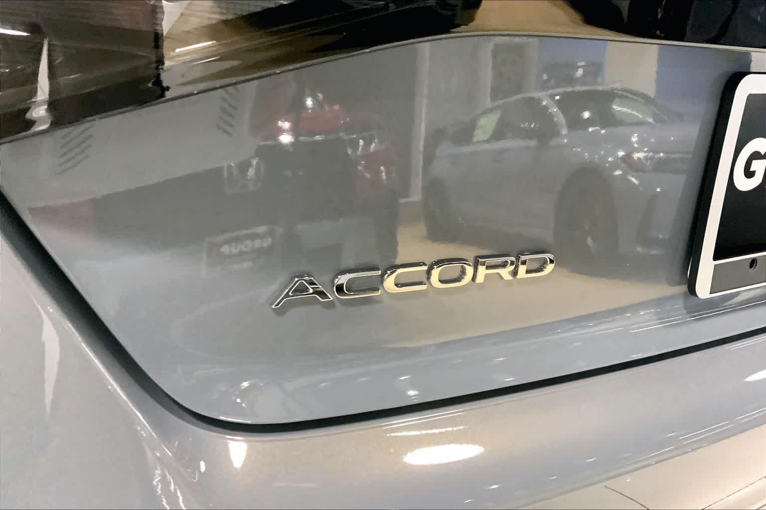New 2026 Urban Gray Pearl Honda Touring Hybrid image 15