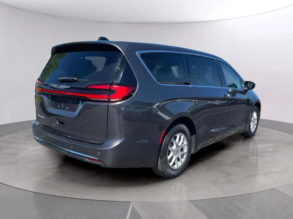 Used 2023 Granite Crystal Metallic Clearcoat Chrysler Touring L image 5