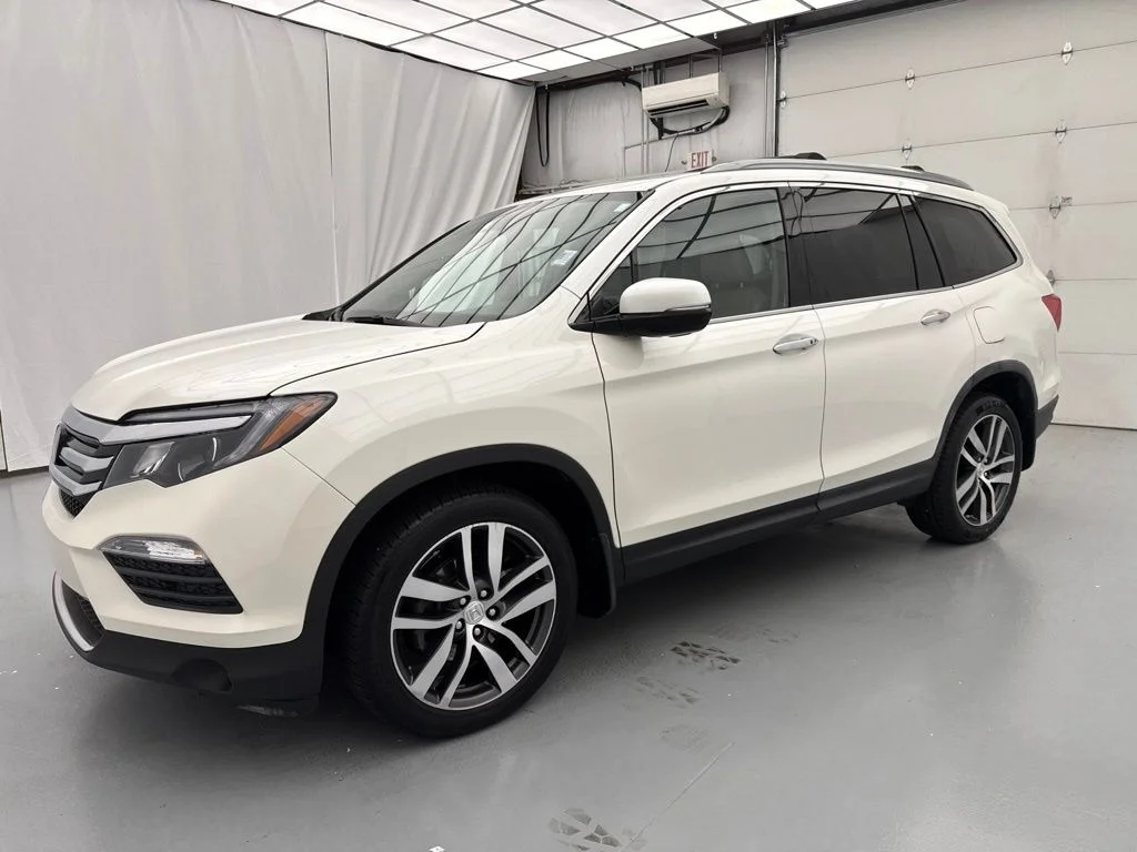 Used 2016 White Honda Touring image 3