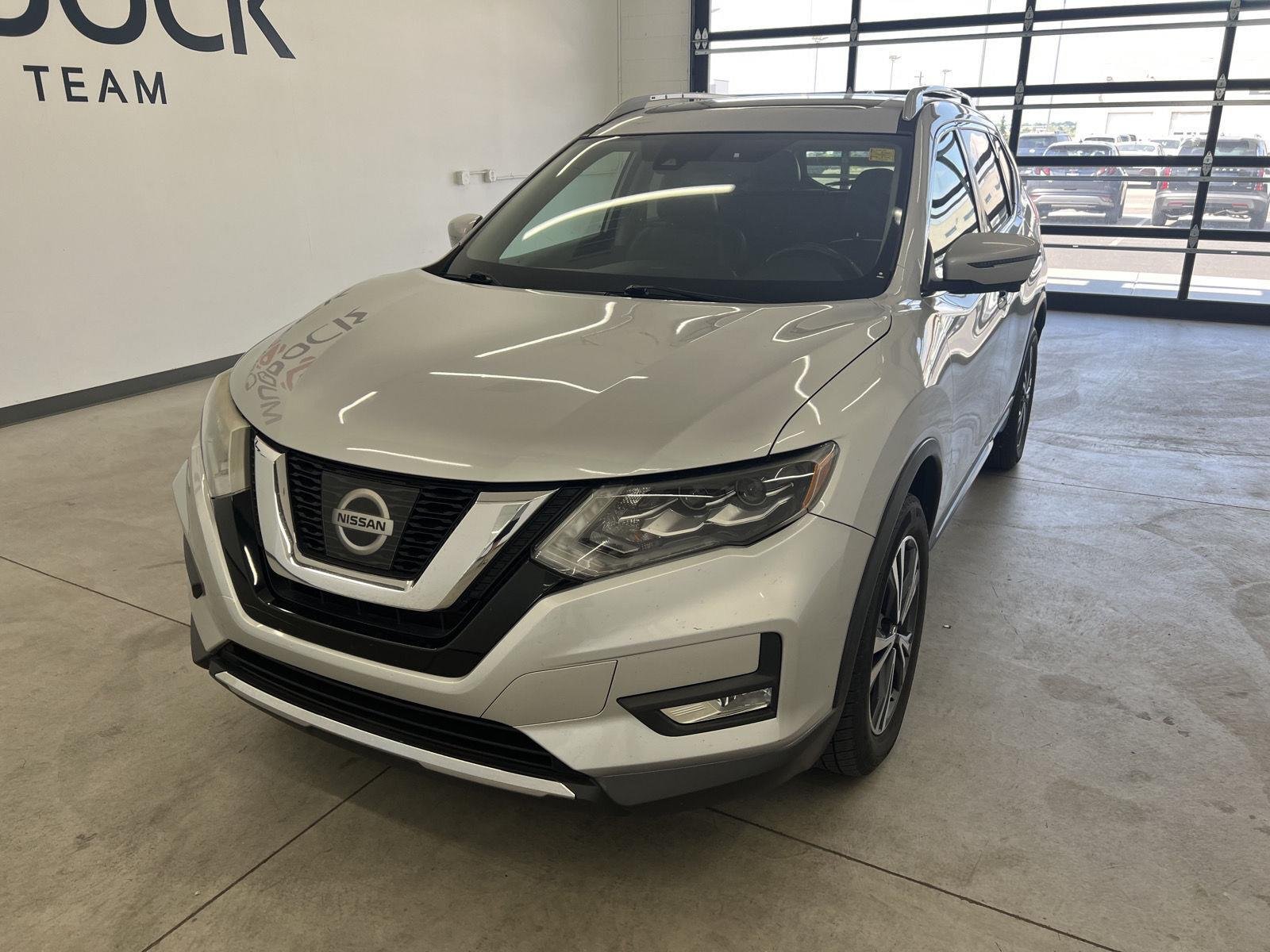 Used 2017 Brilliant Silver Nissan SL image 13