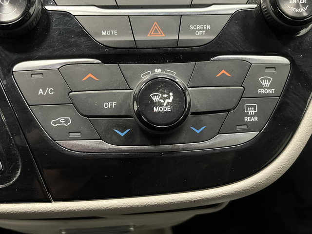 Used 2018 Granite Crystal Metallic Clearcoat Chrysler L image 16