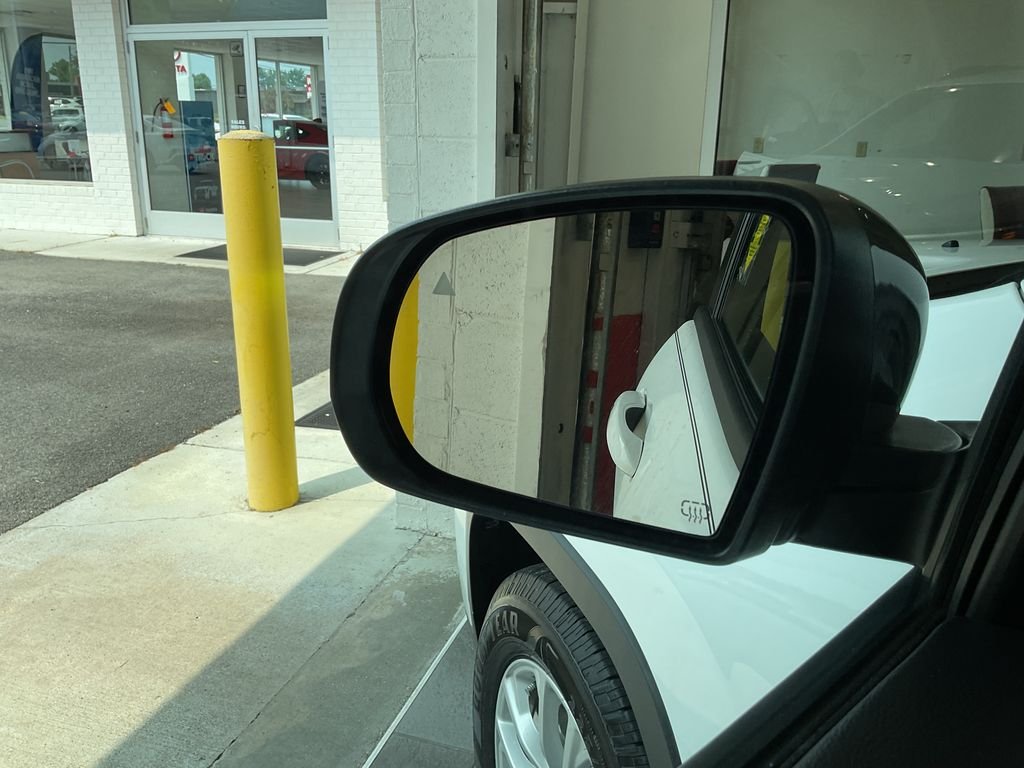 Used 2022 White Jeep Latitude Lux image 13