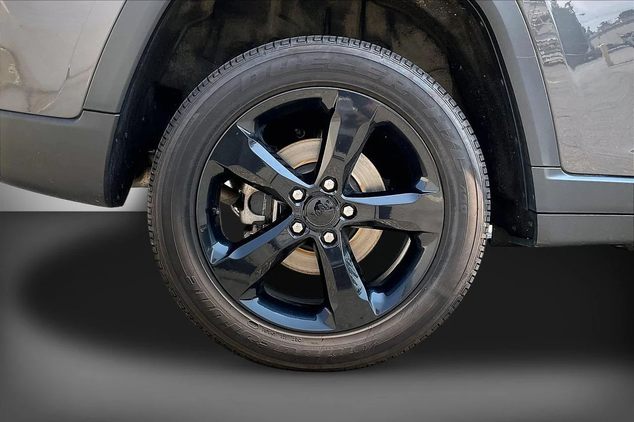 Used 2023 Gray Jeep Altitude X image 35