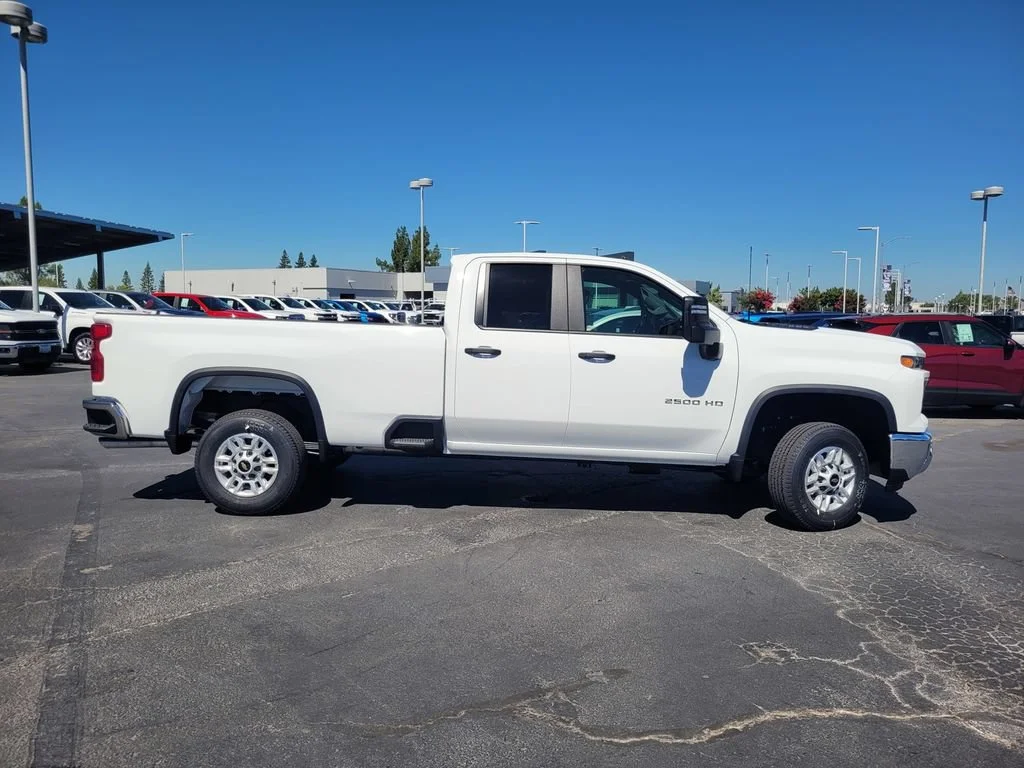 New 2026 Summit White Chevrolet WT image 3