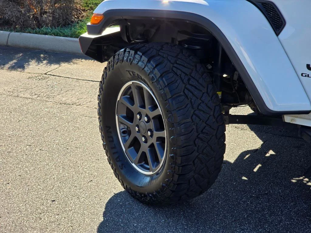 Used 2020 White Jeep Altitude image 25