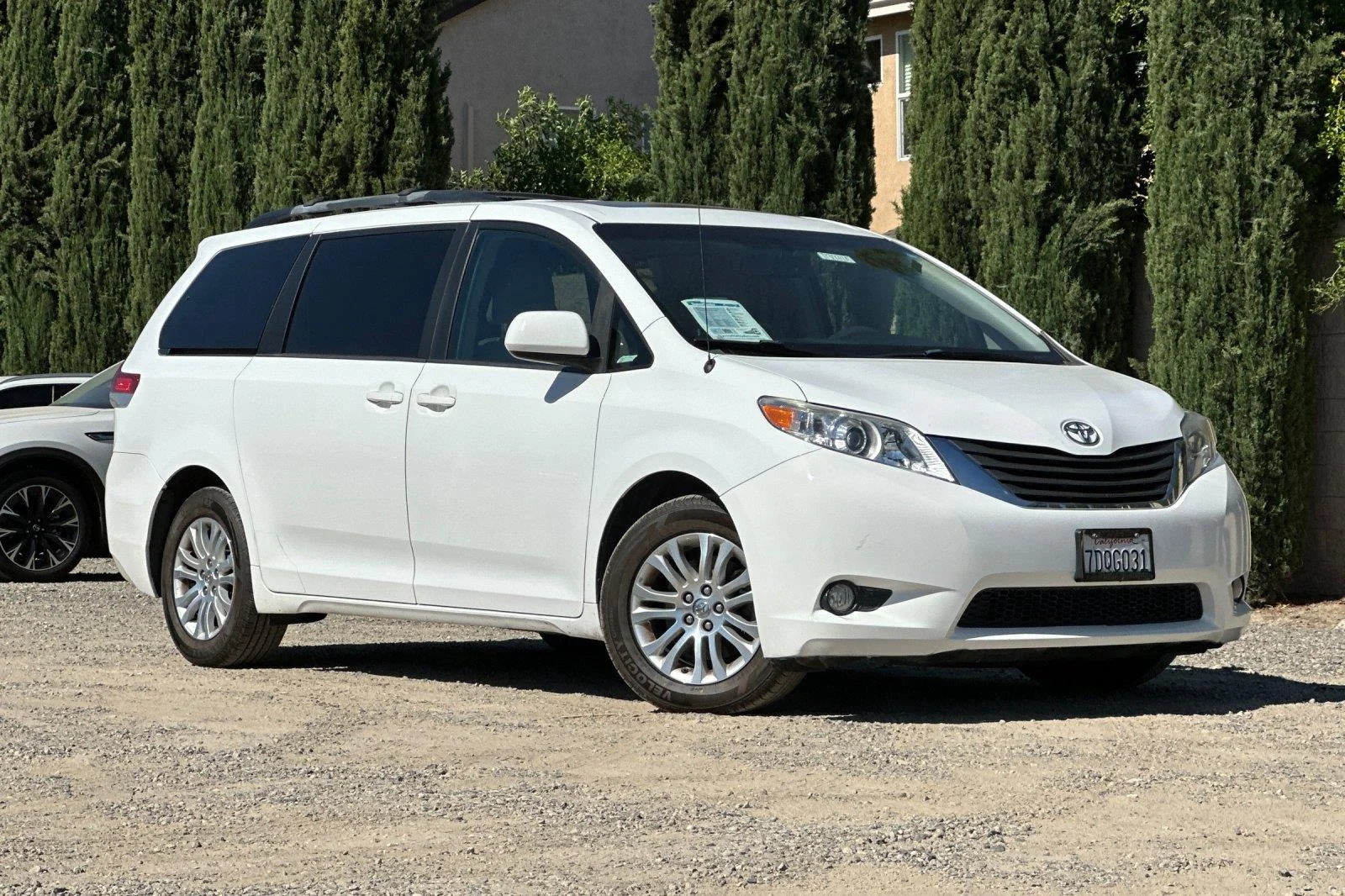 Used 2014 Super White Toyota XLE 8-Passenger image 2