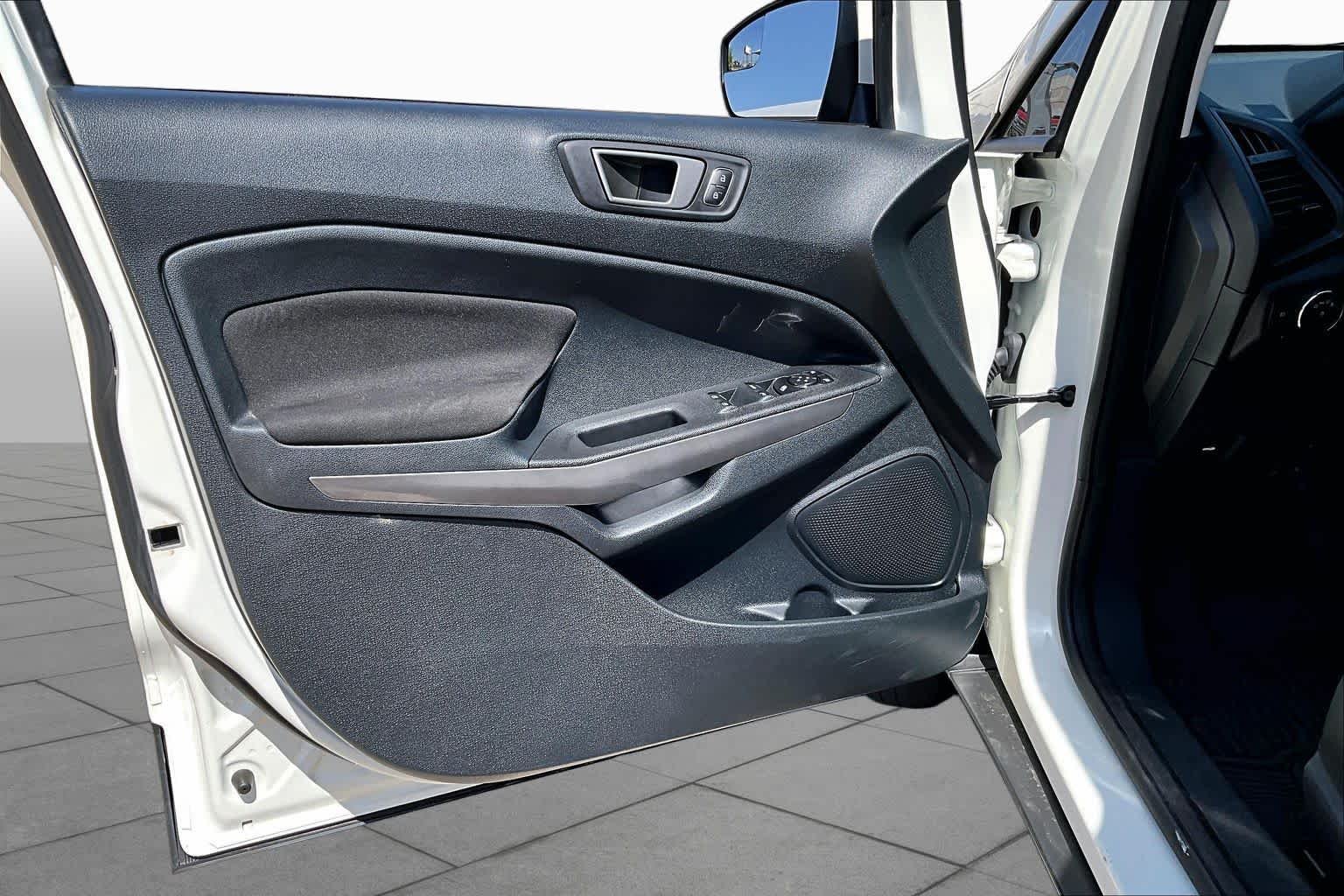 Used 2021 Diamond White Ford SE image 25