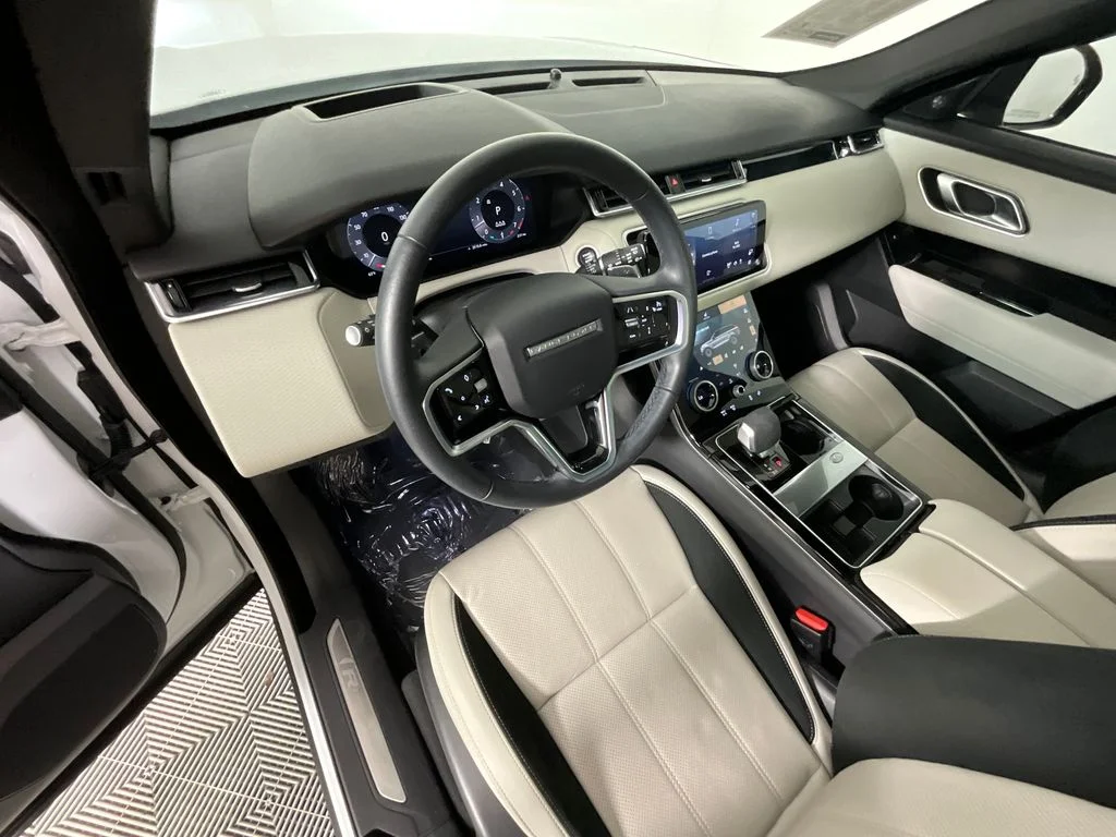 Used 2023 White Land Rover R-Dynamic S MHEV image 15