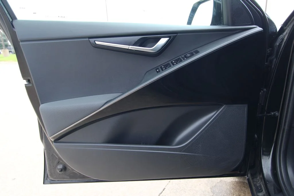 Used 2023 Black Kia Wind image 39