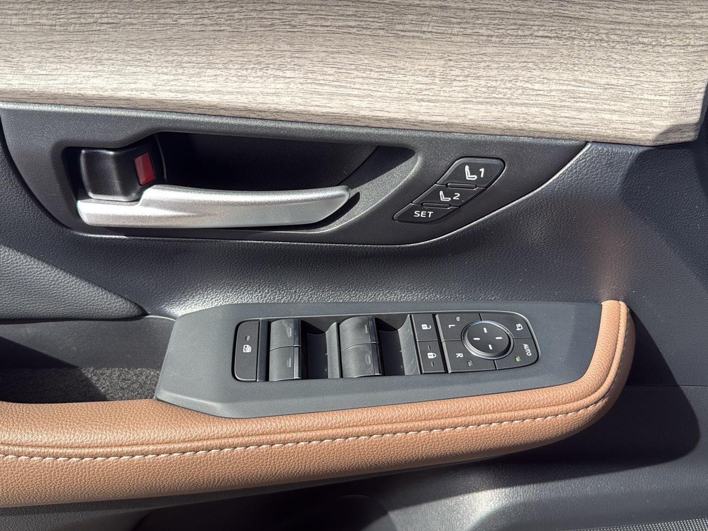 Used 2026 Wind Chill Pearl Toyota Platinum image 5