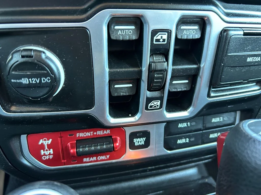 Used 2018 White Jeep Unlimited Rubicon image 29