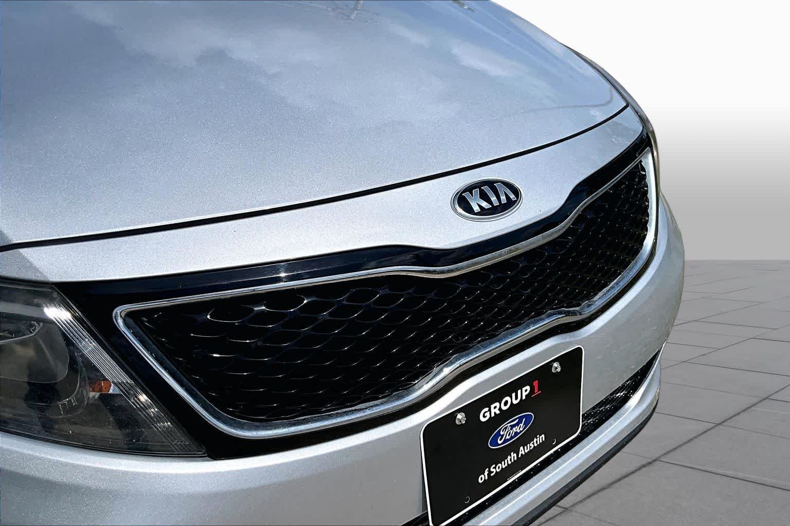 Used 2015 Sparkling Silver Kia LX image 30
