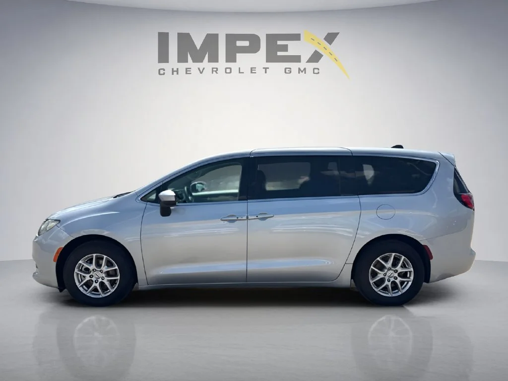 Used 2023 Silver Chrysler LX image 5