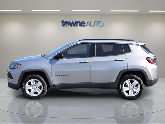 Used 2022 Silver Jeep Latitude image 5