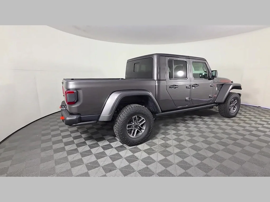 New 2026 Granite Crystal Metallic Clear-Coat Exterior Paint Jeep Mojave X image 26