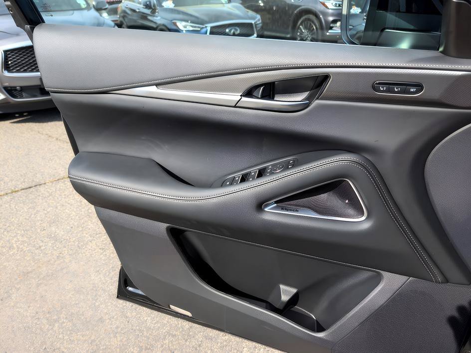 Certified Used 2026 Mineral Black INFINITI LUXE image 9