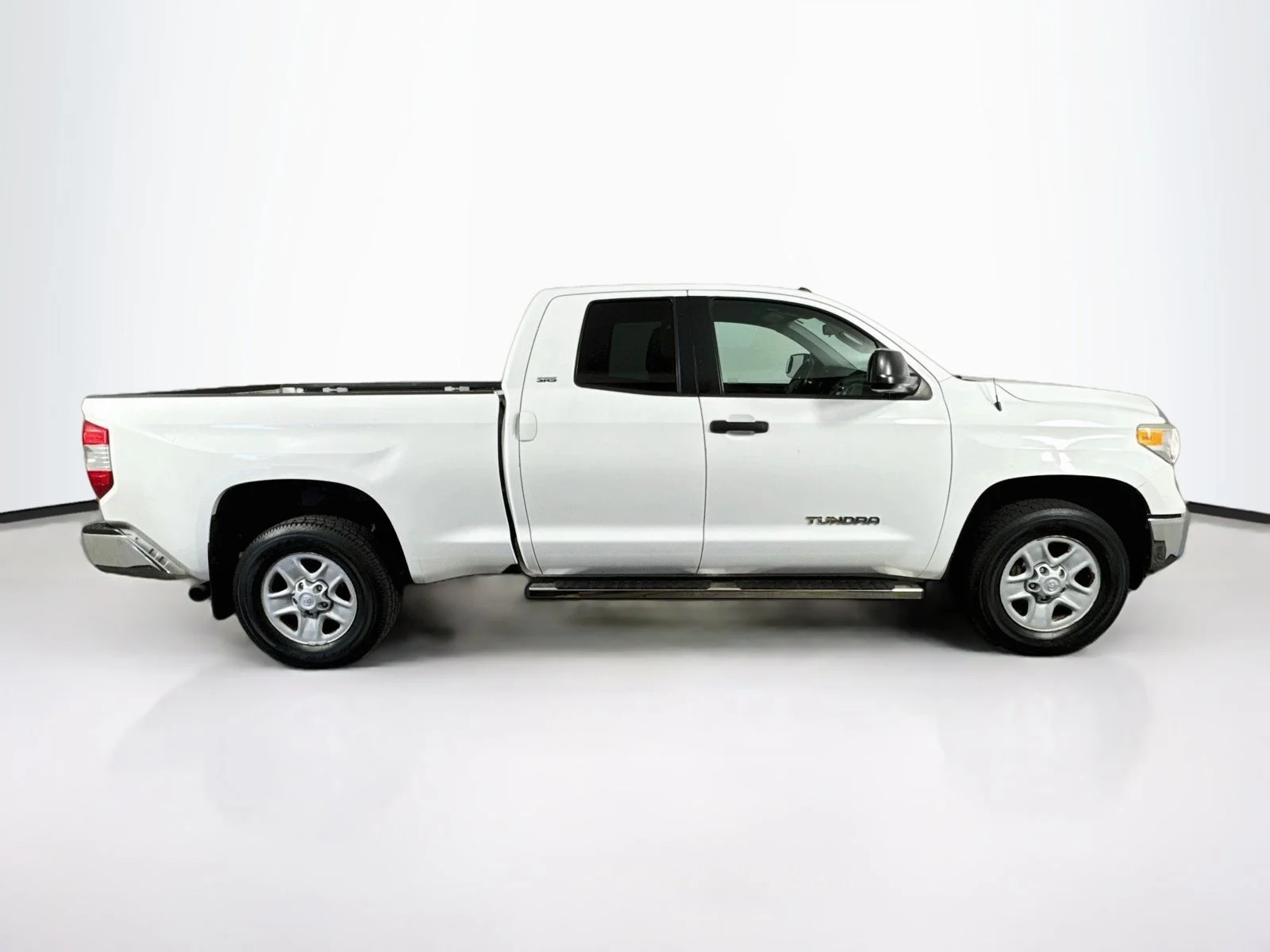 Used 2016 White Toyota SR5 image 8