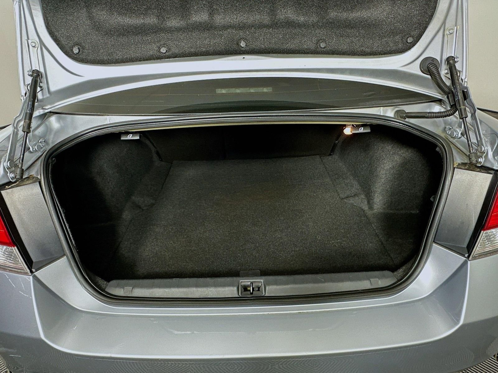 Used 2012 Ice Silver Metallic Subaru 2.5i image 22