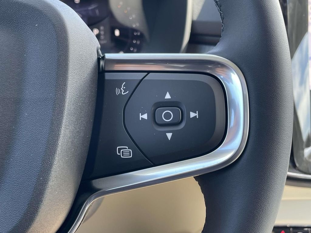 2026 Volvo XC40 Plus - Photo 12