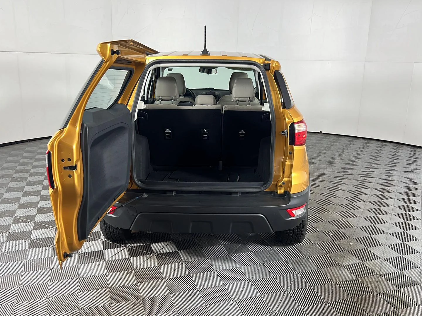 Used 2022 Luxe Yellow Ford S image 9