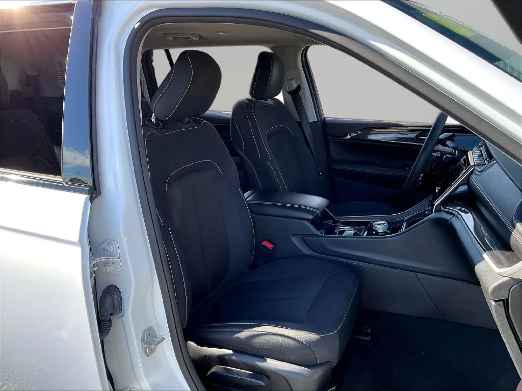 Used 2023 Bright White Clearcoat Jeep Laredo image 30
