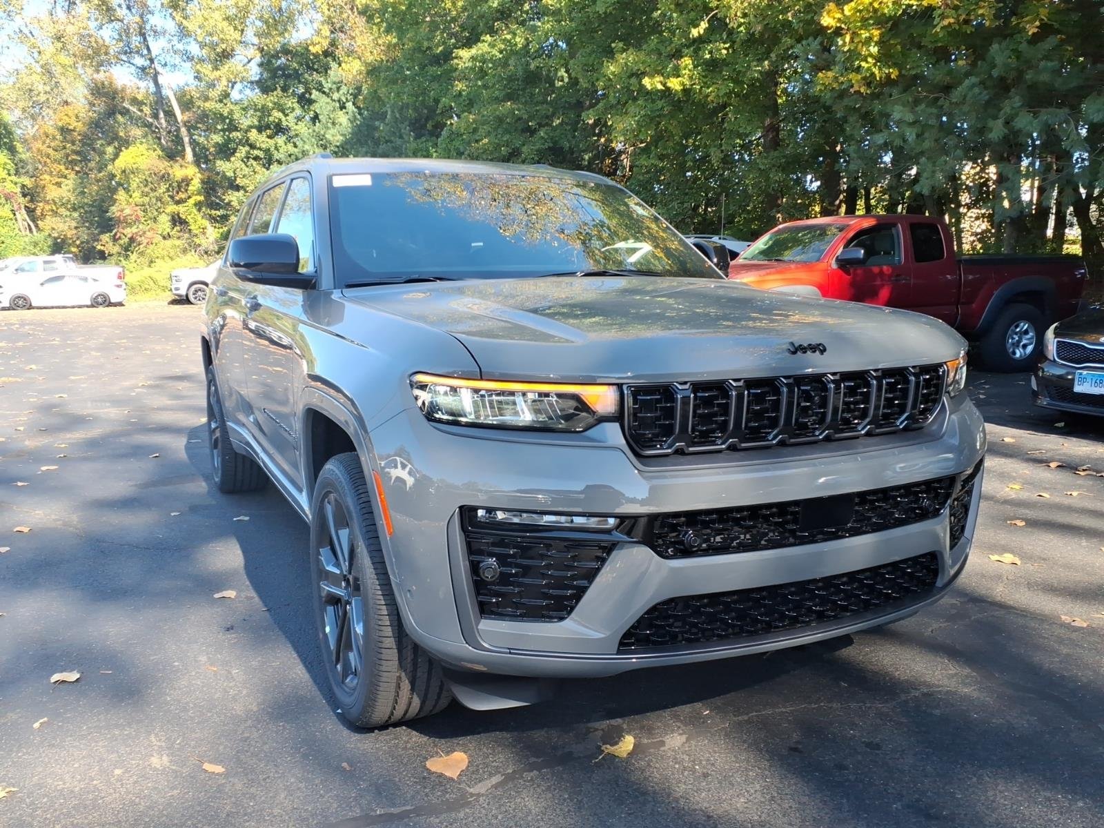 New 2027 Sting-Gray Clear-Coat Paint Jeep Limited Reserve image 2