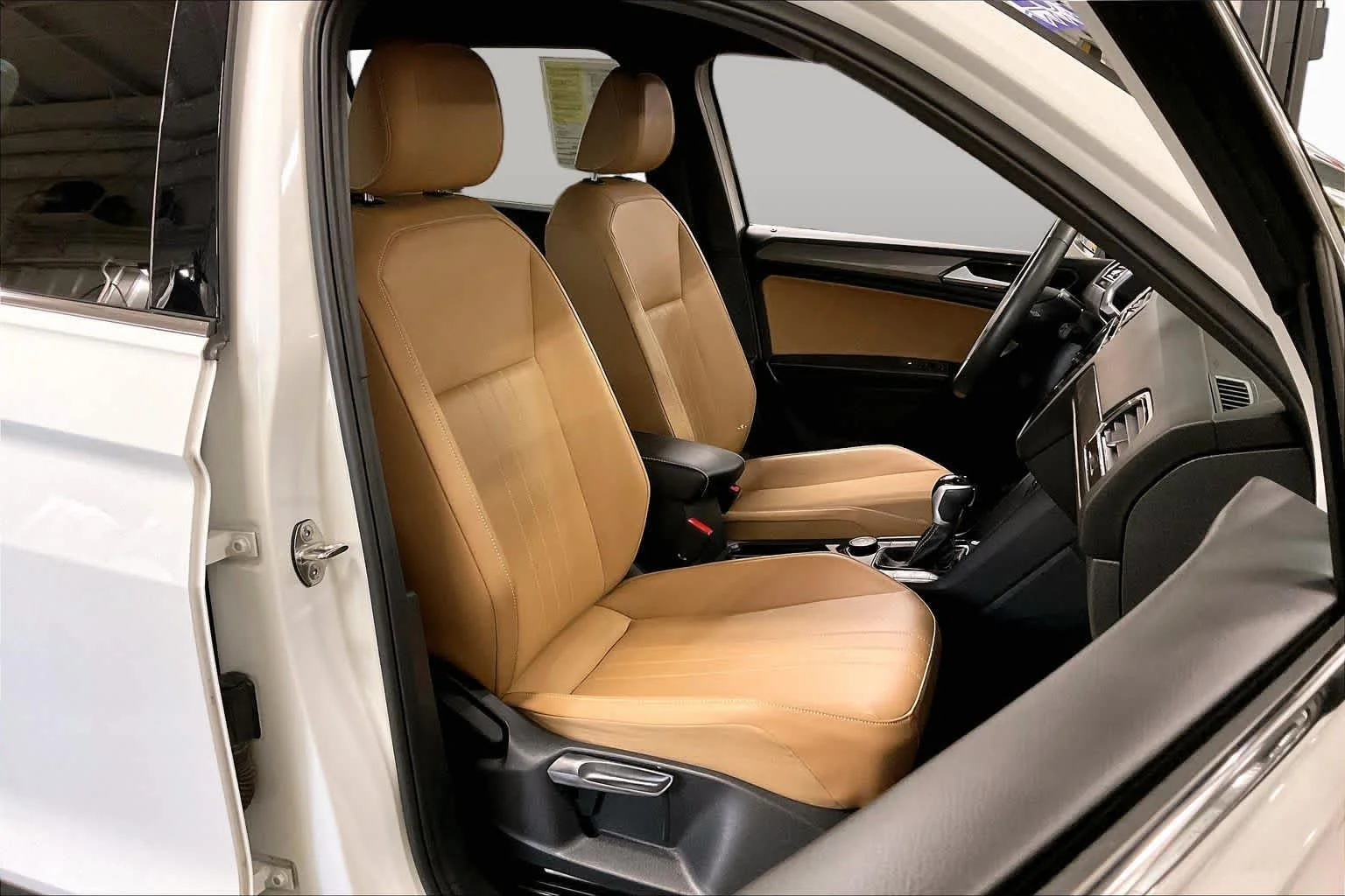 Used 2022 Pure White Volkswagen SE image 9