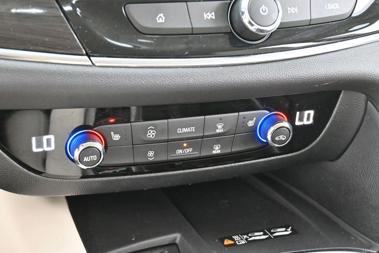 Used 2023 Summit White Buick Essence image 25