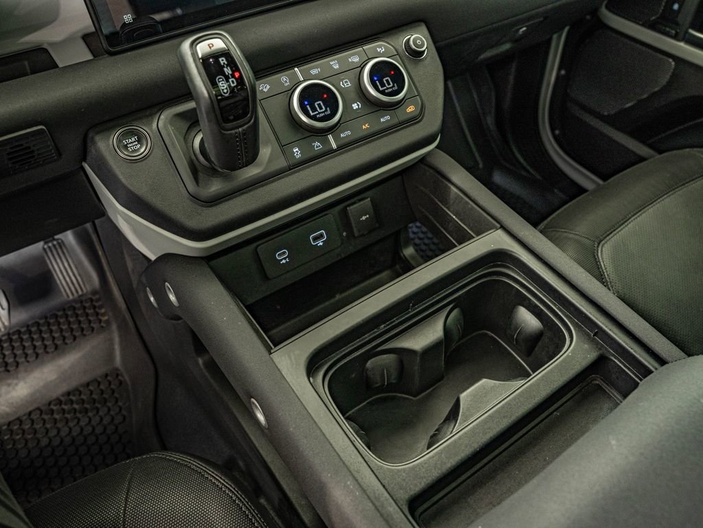 Used 2023 White Land Rover X-Dynamic SE image 27