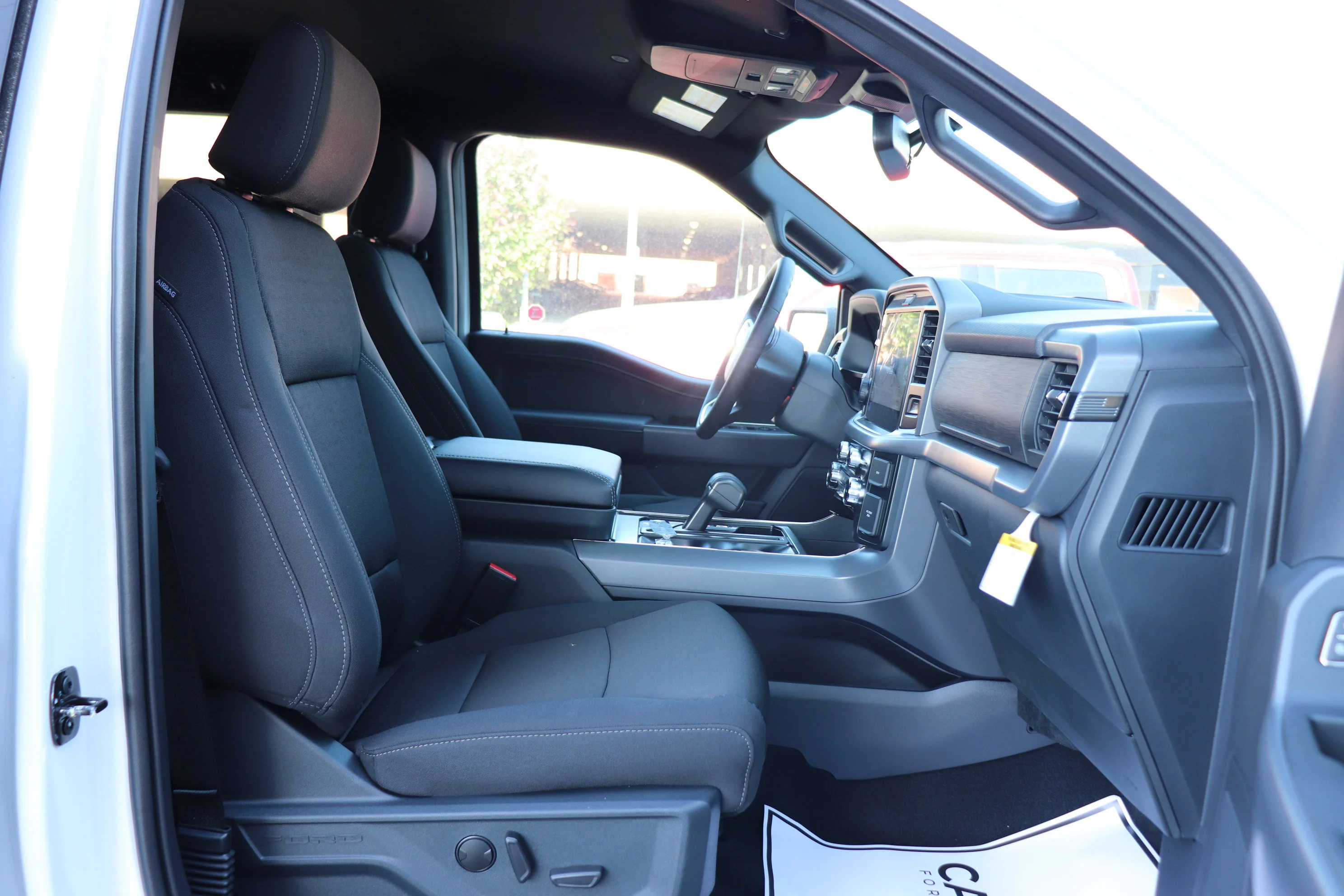 New 2026 OXFORD WHITE Ford XLT image 8